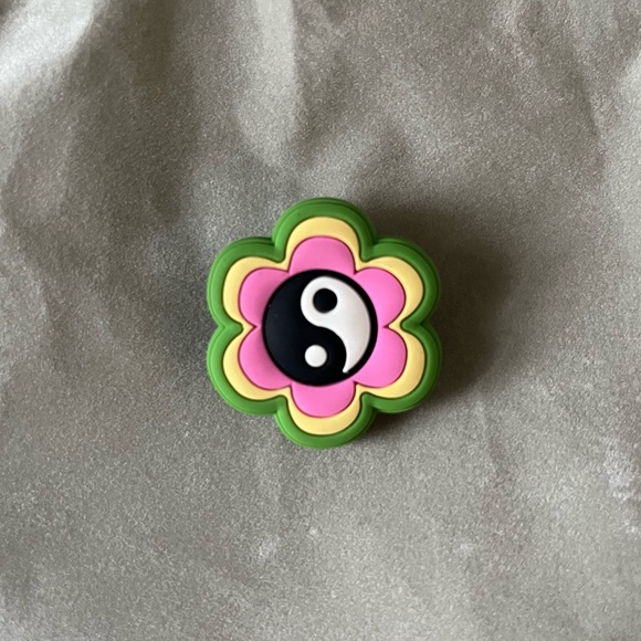 NWOT Crocs Jibbitz Flower Yin Yang Charm - Picture 3 of 4